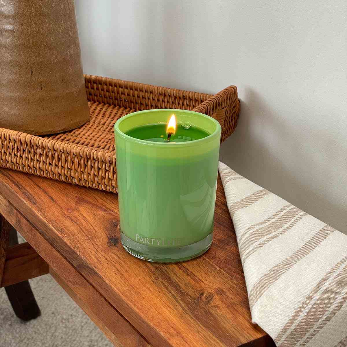 Cucumber & Aloe Escential Jar™ Candle - PartyLite US